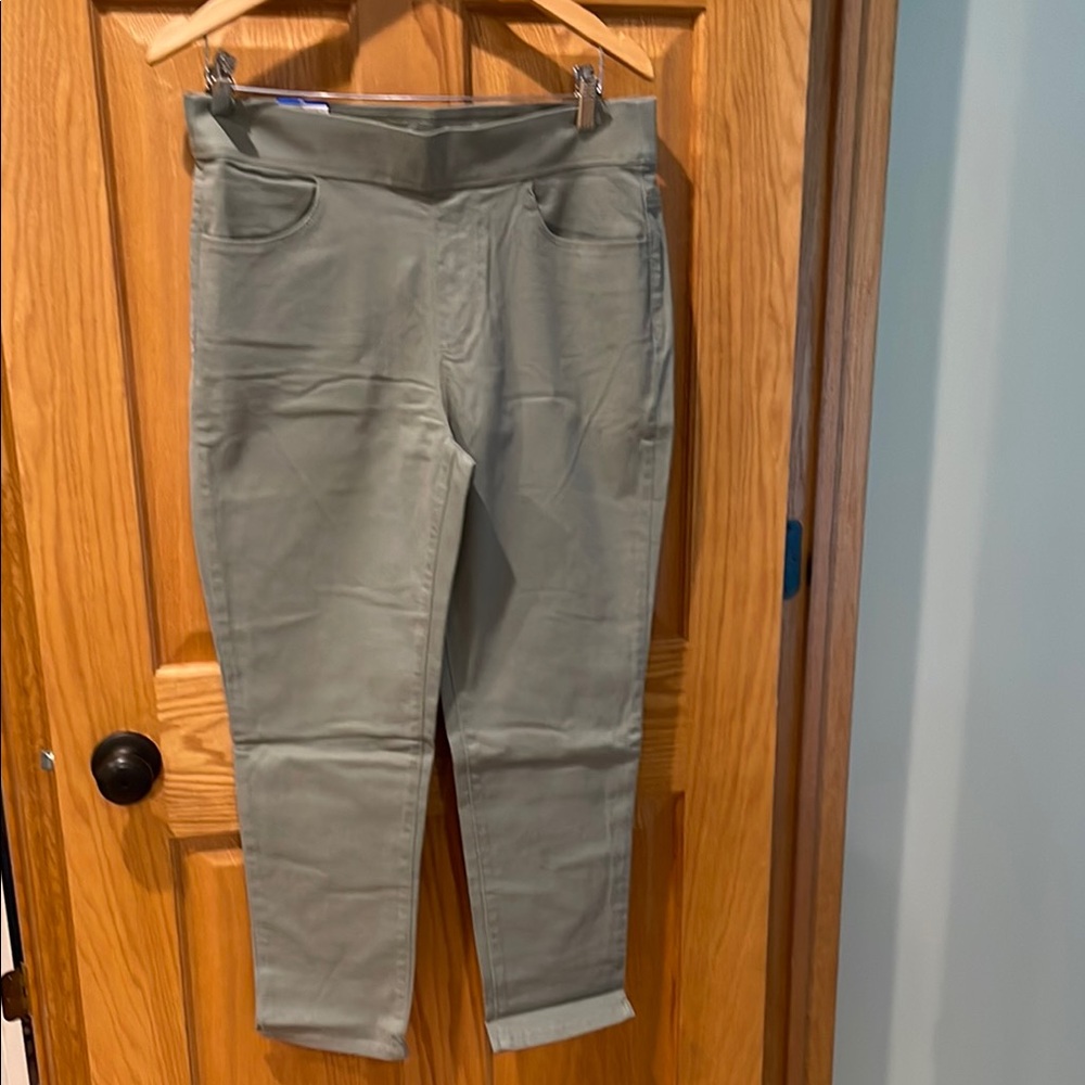 Women’s moss green Gloria Vanderbilt pull on crop length mid rise pant NWT
